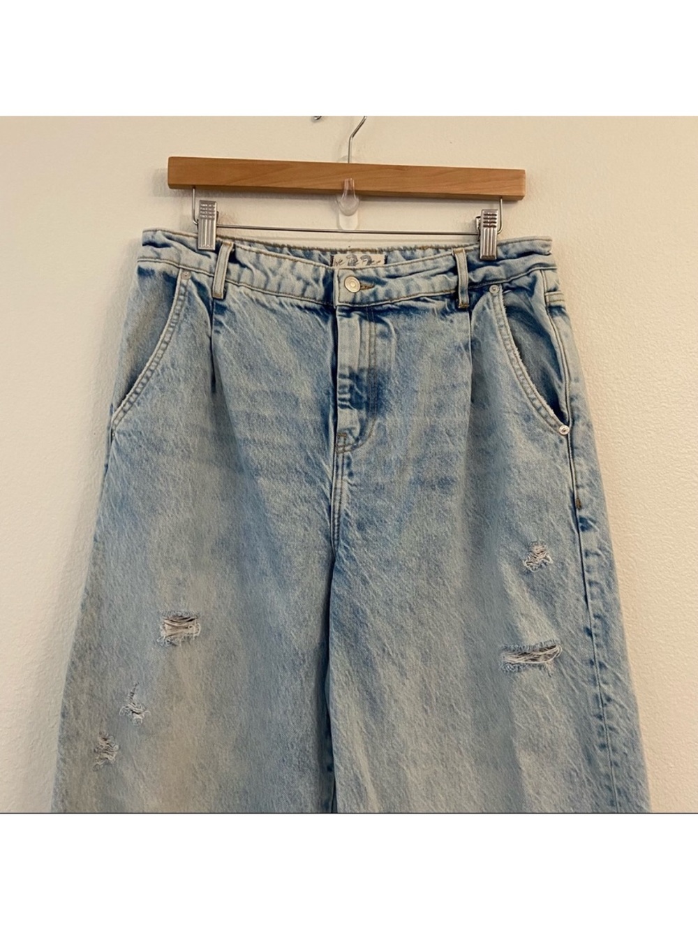 We The Free Kinsey Light Wash Distressed Wide Leg Cropped Jeans Size 28 acid - Picture 4 of 16